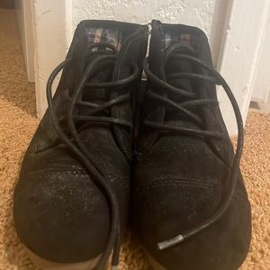 Kids shoes. Size 3. Color black.